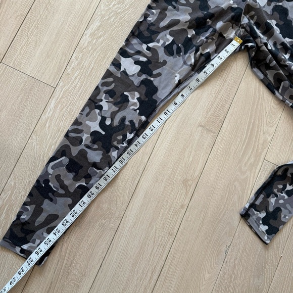 Nike Monochrome Camo Leggings Women’s Size Small - Picture 8 of 11